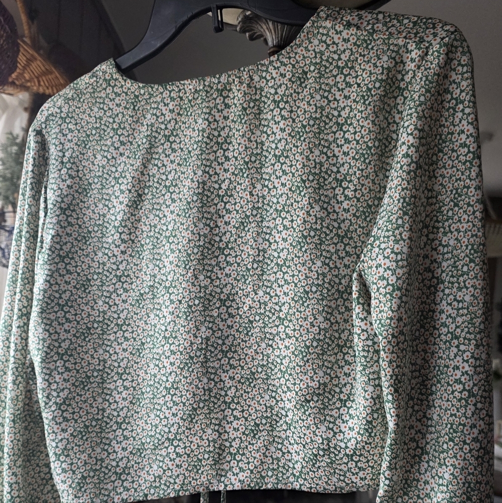 By Together Green Floral Blouse - Picture 5 of 5
